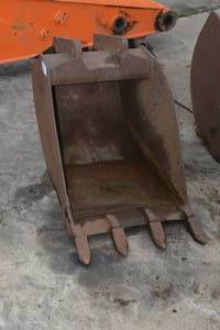 lot 17 image: Excavator bucket