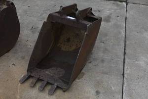 lot 21 image: Excavator bucket