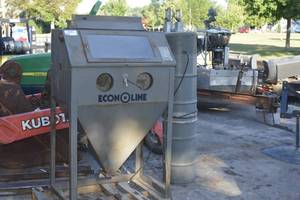 lot 45 image: Sandblasting cabinet