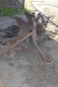 lot 33 image: 2 bottom plow