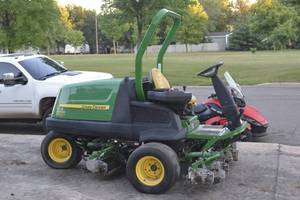 lot 7 image: John Deere Diesel 8000A E-Cut Hybrid Fairway Reel Mower