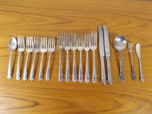 lot 31 image: 17 Pieces (687 Grams) of Lunt .925 Sterling Silver Flatware