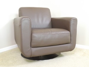 lot 48 image: Natuzzi Chocolate Leather Swivel Chair