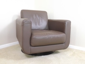 lot 49 image: Natuzzi Chocolate Leather Swivel Chair