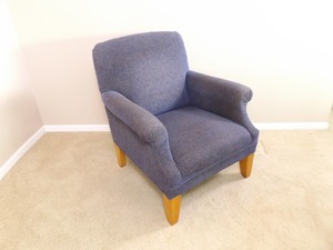 lot 60 image: Ethan Allen Blue Arm Chair