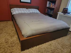lot 53 image: Contemporary Platform Bed Size Full