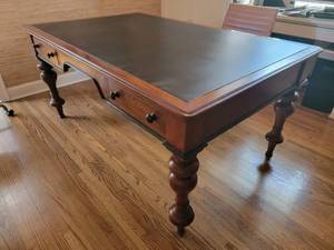 lot 16 image: Stunning Executive Office Desk