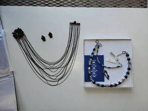 lot 19 image: Elegant Costume Jewelry Set pair
