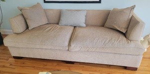 lot 10 image: Luxury Sofa by Hickory Chair