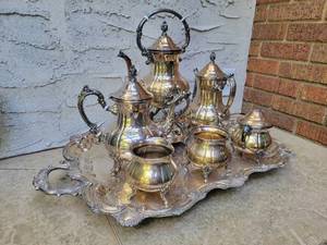 lot 107 image: Elegant Silver Plate Tea Set by Towle
