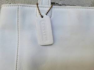 lot 25B image: Coach White Designer Handbag B9C-9305