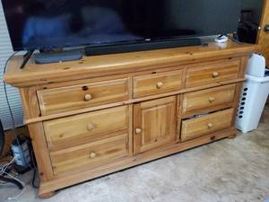 lot 60 image: Broyhill Dresser