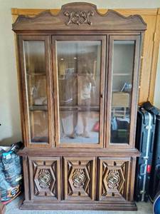lot 45 image: Vintage Lighted China Hutch