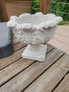 lot 91 image: Three Concrete Planters