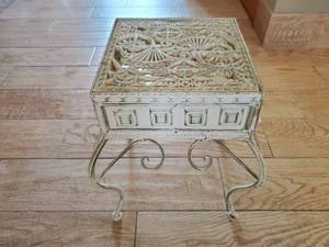 lot 32 image: Metal Plant Stand