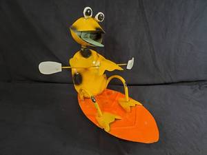 New Handmade Recycled Metal Moving Frog Kayaking  Paddleboarding on Rock