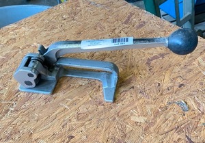 lot 3331 image: Pallet Strapping Tool