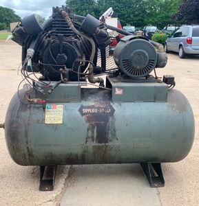 lot 1015 image: Large Air Compressor