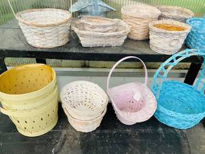 lot 38 image: Pastel and White Basket Haul