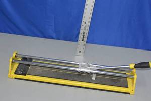 lot 132 image: Manual tile cutter