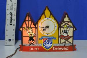 lot 10 image: Heilemans Old Style light up buildings with clock