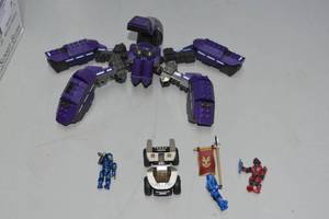 lot 125 image: Halo Versus Covenant Locust Attack Set Mega Bloks 96965
