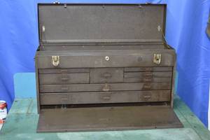 lot 39 image: locking toolbox with key