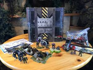 lot 158 image: Halo Figurines in box