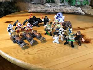 lot 122A image: Star Wars Figures & Speeder Bikes