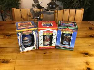 lot 17B image: Budweiser Beer holiday steins (2006, 2001 and 1999).