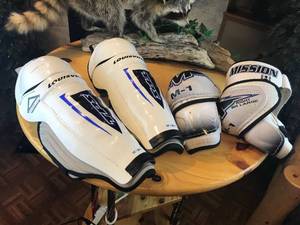 lot 171 image: Hockey gear