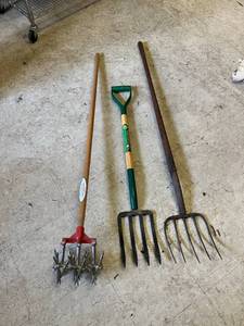 lot 20 image: Yard Tools