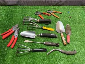 lot 34 image: Small Lawn & Garden Tools