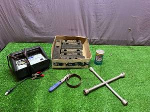 lot 43 image: Auto Supplies - Battery Charger