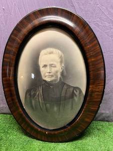 lot 59 image: Vintage Oval Glass Frame