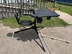 lot 60 image: X-Stand Shooting Stand
