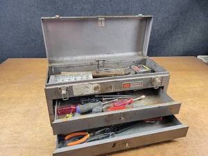 Craftsman Tool Chest w Good Assortment of Handy tools