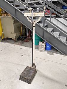 lot 581 image: Vintage Doctors Office Balance Scale - 300LB Capacity - NO SHIPPING