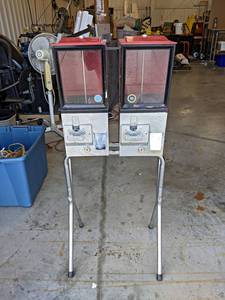 lot 890 image: Pair of Victor Vending Machines on Stand- No Keys, Unknown Working Condition. 25 and 10 Machines - NO SHIPPING