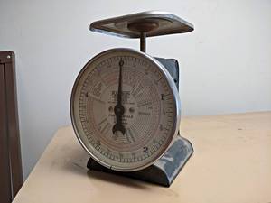 lot 962 image: Vintage Postage Scale - Measures 7 x 6-12 x 9