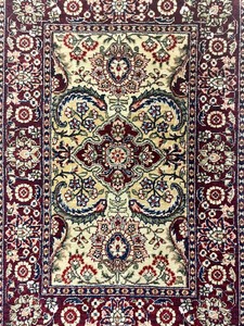 lot 253 image: Petite Accent Rug