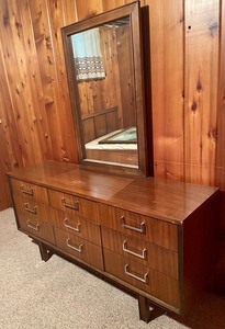 lot 264 image: Vintage Mid Century Dresser with Removable Mirror