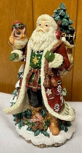 lot 268 image: Holiday Decor Grouping