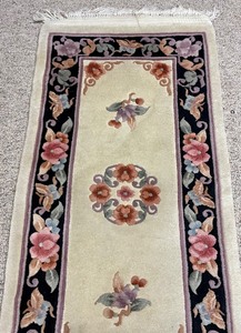 lot 271 image: Pretty Petite Rug