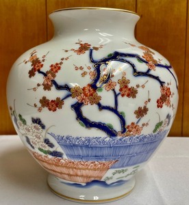 lot 345 image: Fukagawa Porcelain Vase with Wooden Box