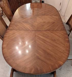 lot 73 image: Vintage Drexel Dining Table and Chairs