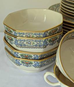 lot 78 image: Lenox Autumn Dish Set
