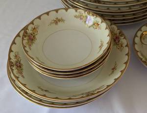 lot 79 image: Royal Embassy Lincoln Dish Set