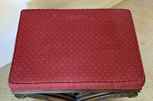 lot 83 image: Elegant Ethan Allen BenchFootstool