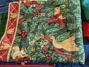lot 136 image: Christmas Linens